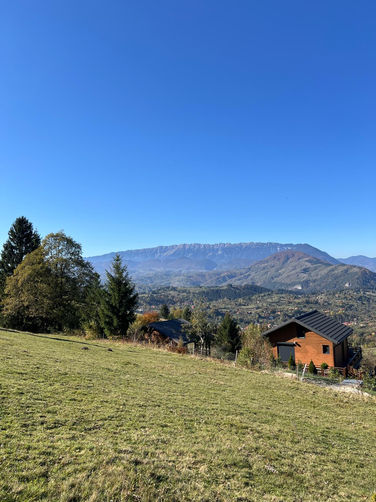 Priveliște către munți și vale din zona Bran
