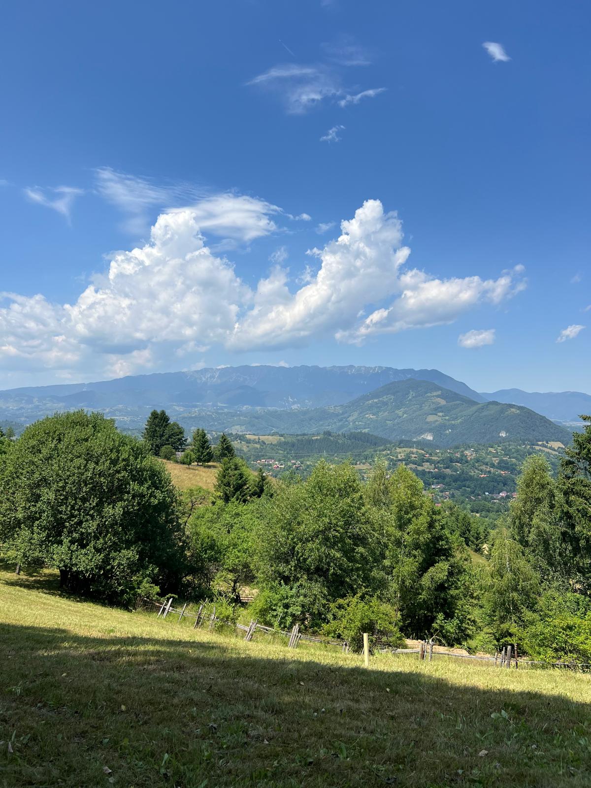 Peisaj de vară cu dealuri și munți
