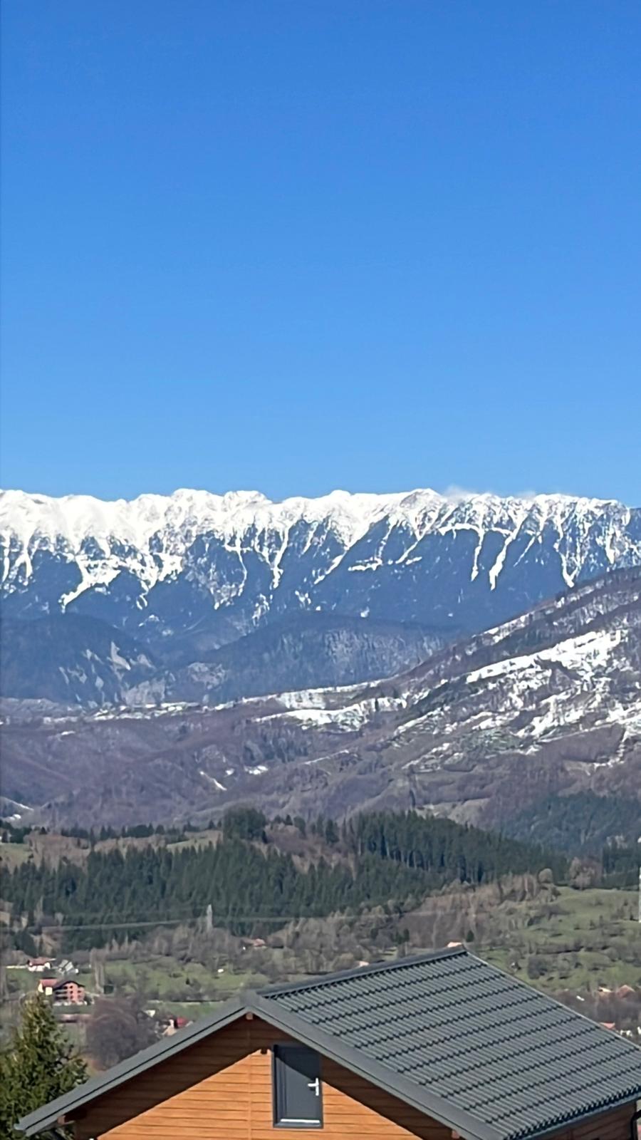 Creastă montană înzăpezită văzută din zonă